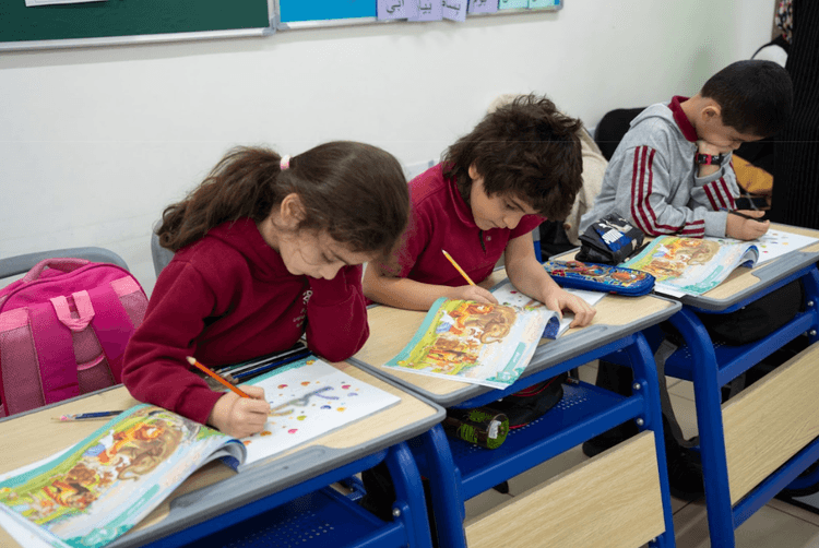 اطفال تفكر مع انوس في الصف